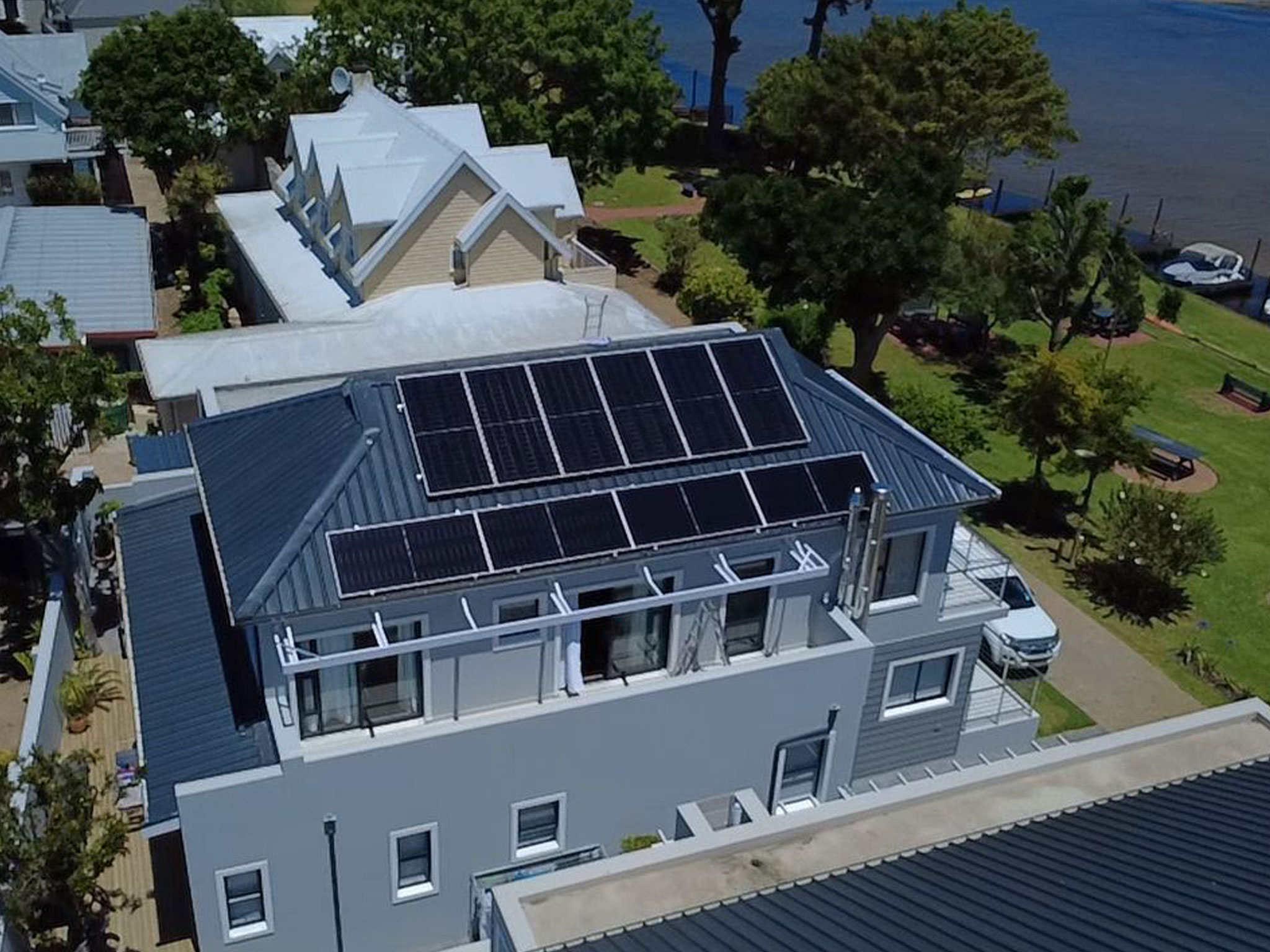 i-green-projects-install-sunsynk-inverters-and-batteries-farm.